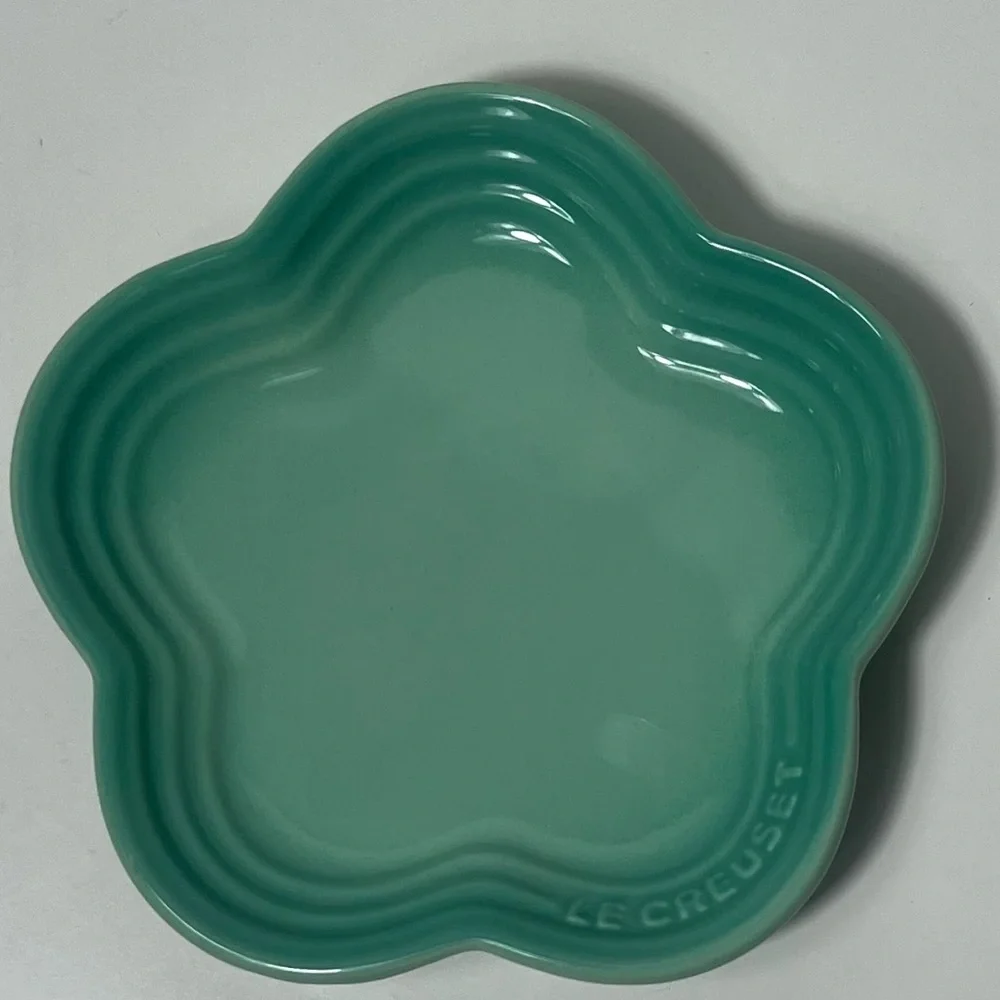 Le Creuset Stoneware Flower Petal Scalloped Trinket Dish Plate Tray